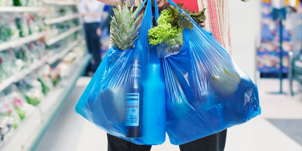 El uso de bolsas de plásticos en comercios estará regulada a partir de julio